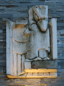 915127 Afbeelding van een van de twee stenen ornamenten in de vorm van een vogel in het onderste deel van de woontoren ...